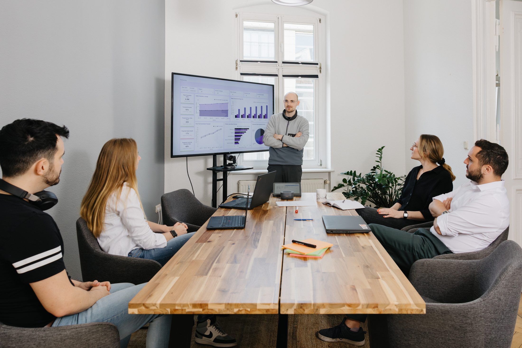 A Gemmpion presenting a forecasting dashboard to the team